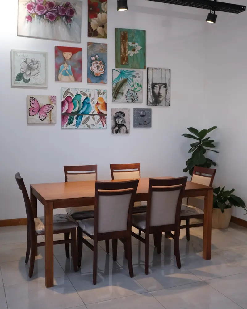 Comedor con mesa y seis sillas en el local