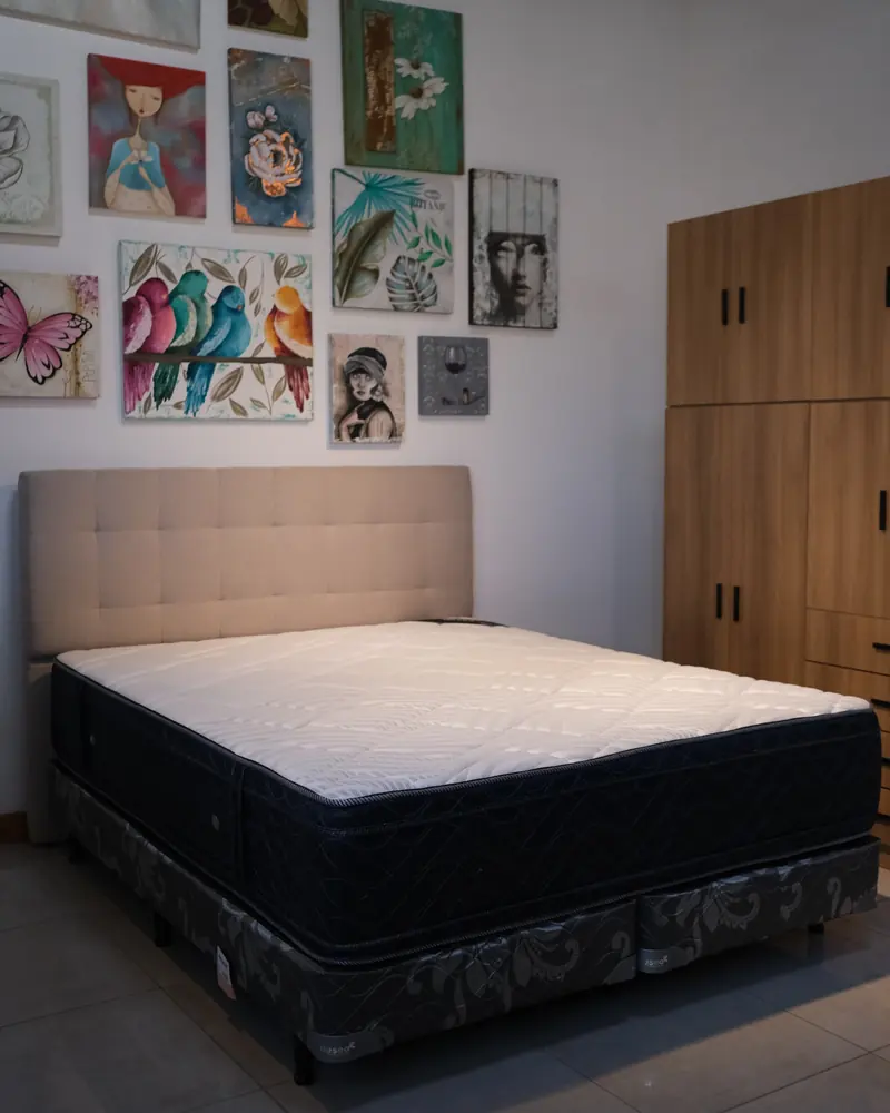 Dormitorio con colchón y sommier en el local
