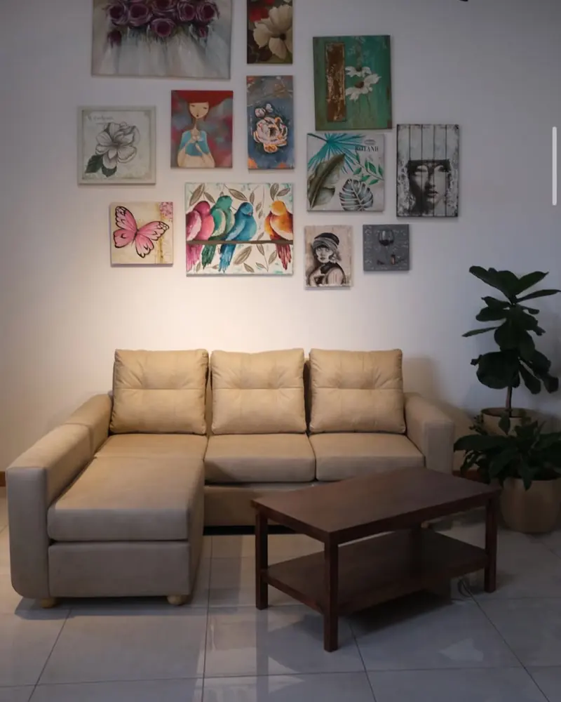 Living con sillón y mesa ratona en el local